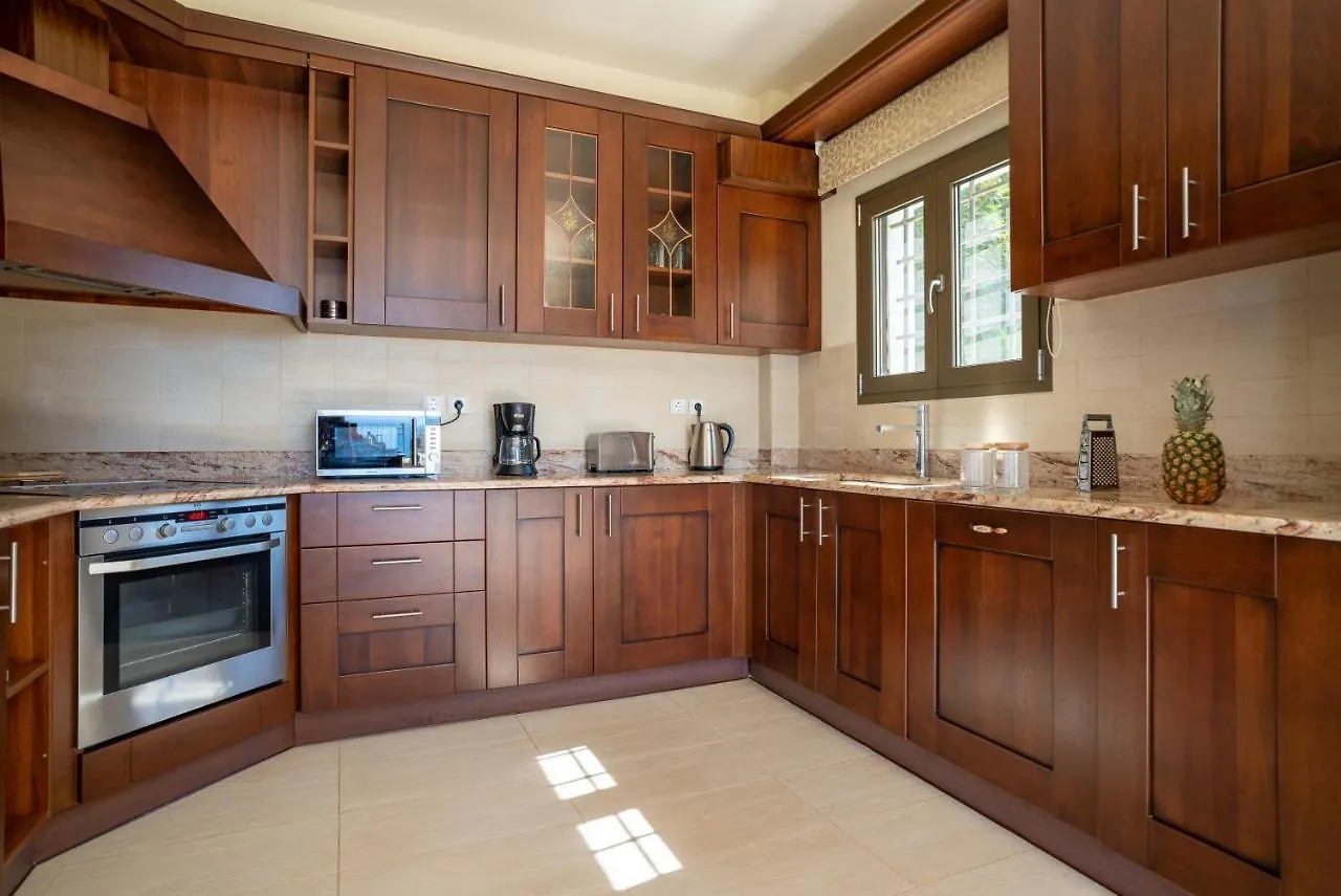 Villa Latos Lourdata